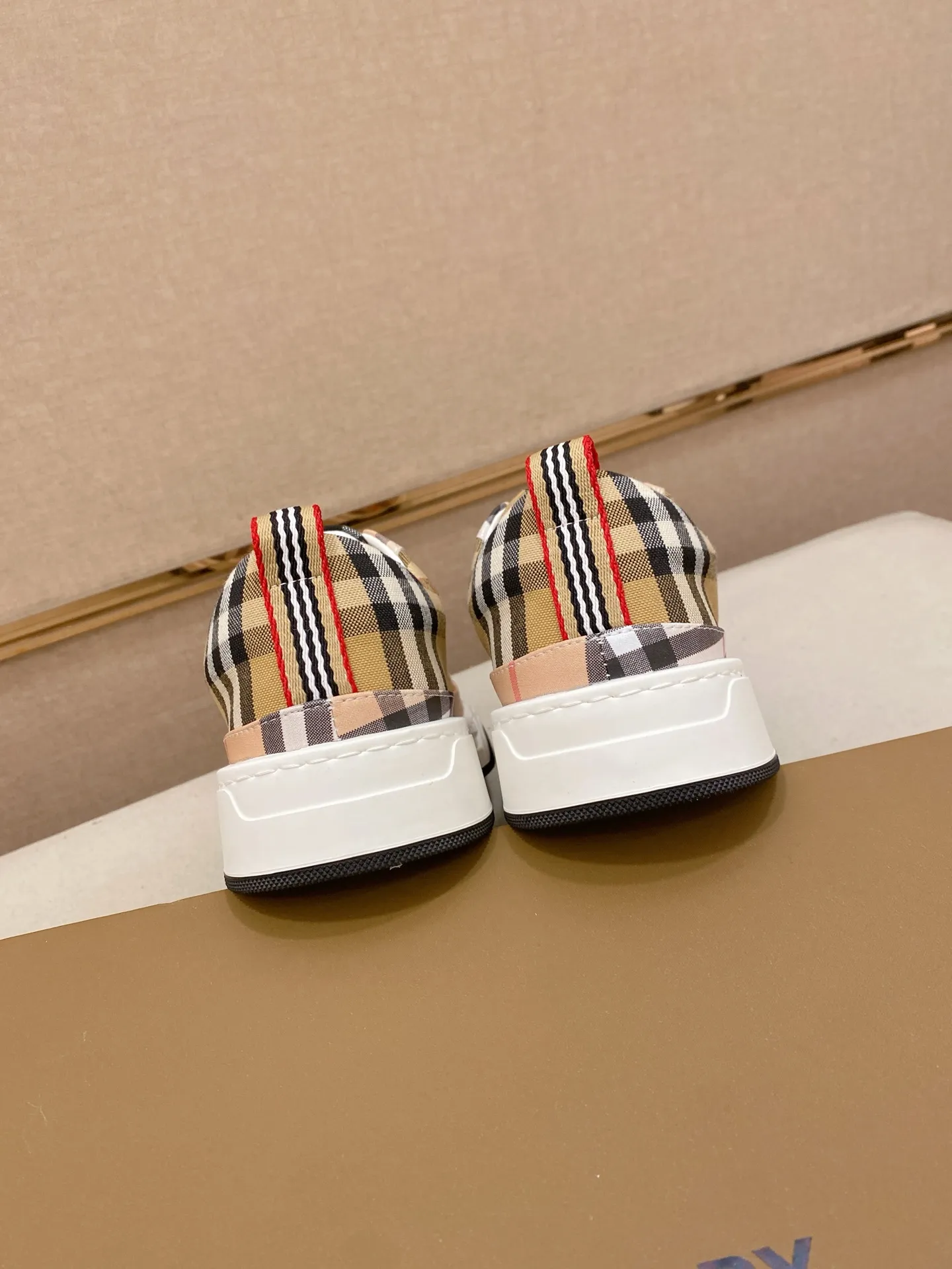 Men's shoes 💰: 420💰🇮🇹🇮🇹BURBERRY's top purchasing agents are available simultaneously at the counter. 🔍🔍On sale at the same time. Positive code number: 38-44 Italian imported first-layer cowhide with fabric. Fully imported sheepskin lining, sole: the original sole is specially provided by the original factory, the exclusive movable molded sole is super comfortable, the original factory follows the order, 🔍🔍high quality, you can go in and out of the counter at will, welcome to compare. Can be customized. 45 non-refundable